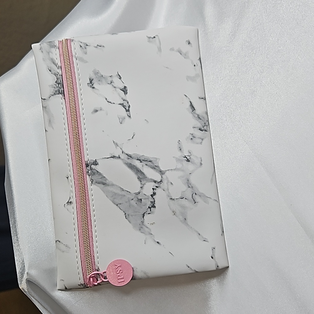 ipsy Make Up Case White Gray Swirl with pink zipper